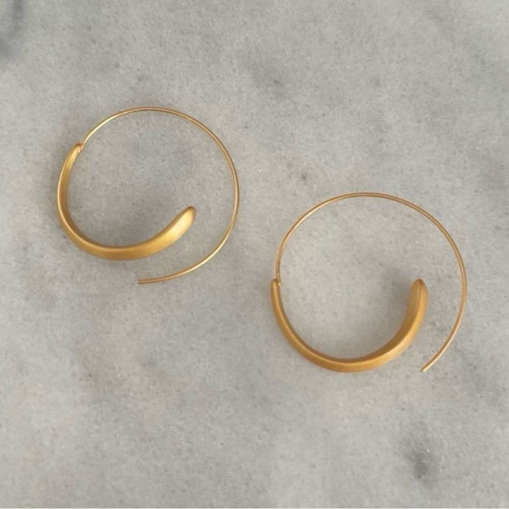 Gold Twist Hoop Earring Retro Vintage Style 

Brand New - Picture 2 of 4